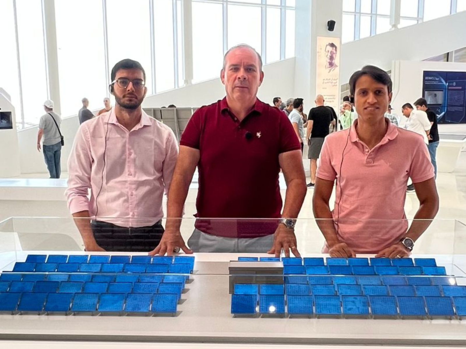 Membros da APER visitam maior usina de energia solar do mundo em Dubai