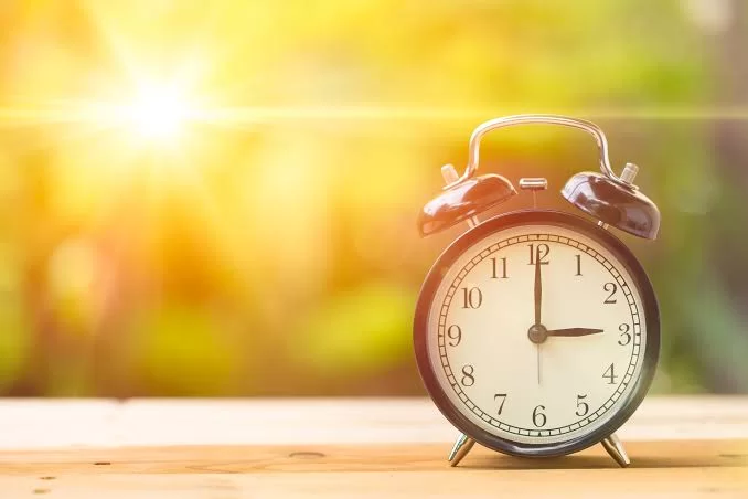 Horário de verão pode impulsionar renováveis e mitigar picos de consumo, aponta Thymos Energia