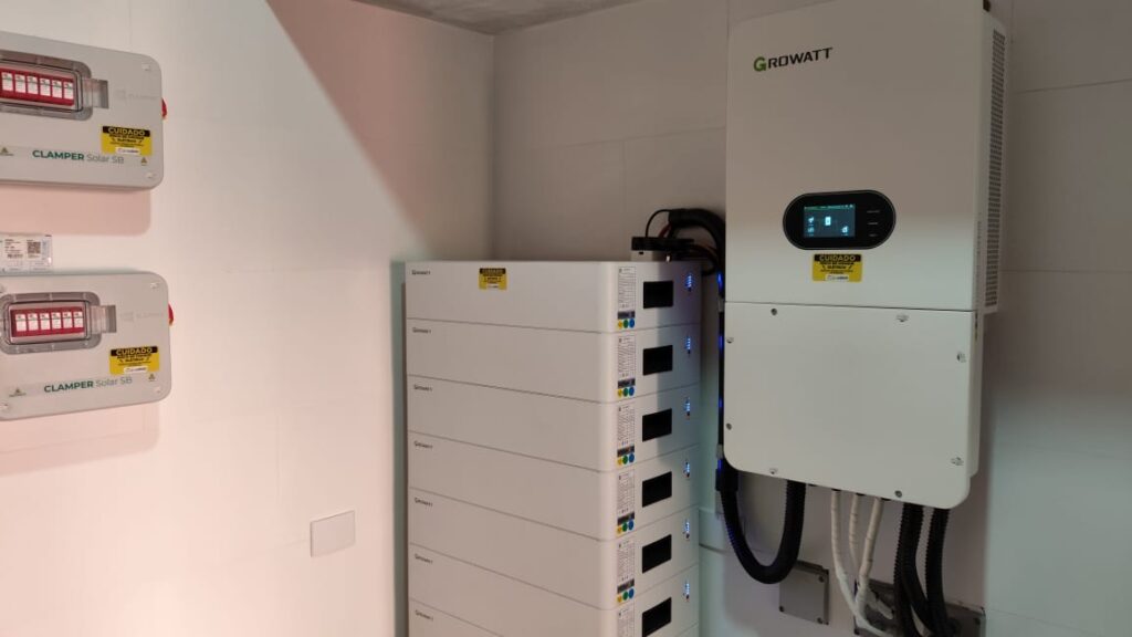 Payback de geração solar distribuída com baterias pode chegar a seis anos.