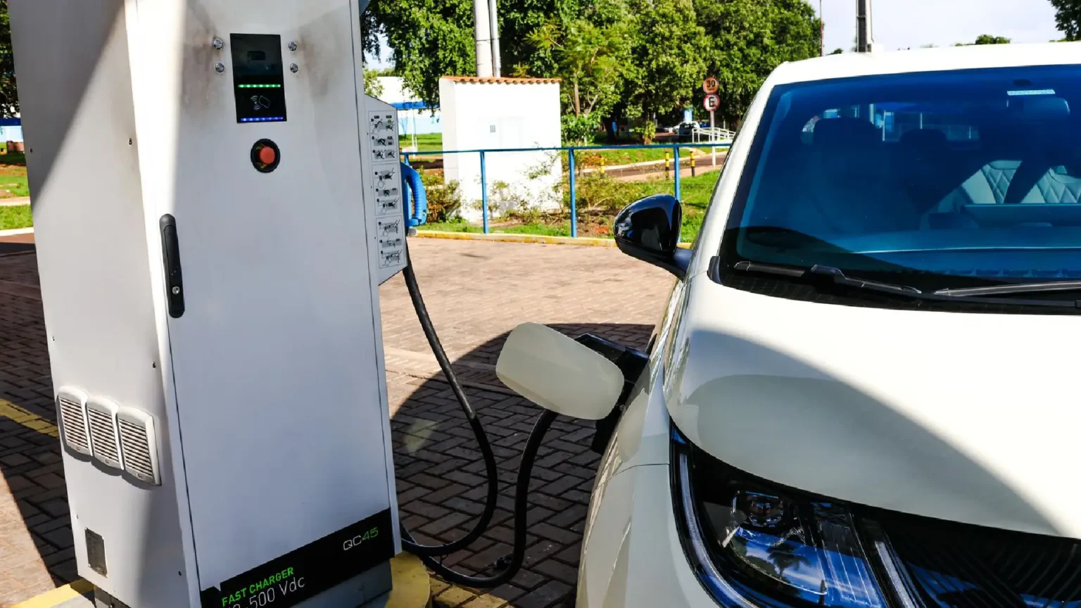Combustível que cai do céu’: consumidores de MS sentem diferença no bolso com carros elétricos e energia solar